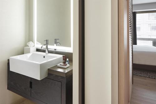 Suite Luxury Esquinera con sofá cama - 1 cama extragrande del hotel Conrad New York Downtown. Foto 1