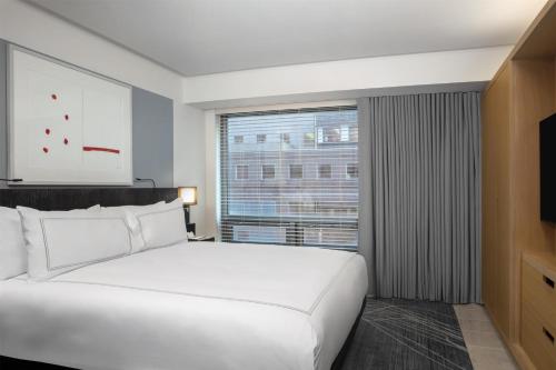 Suite Luxury Esquinera con sofá cama - 1 cama extragrande del hotel Conrad New York Downtown. Foto 2