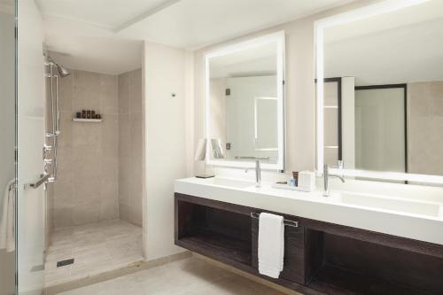 Suite Luxury Esquinera con sofá cama - 1 cama extragrande del hotel Conrad New York Downtown. Foto 3