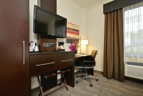 Habitación Premium con cama extragrande del hotel Holiday Inn Nyc - Lower East Side