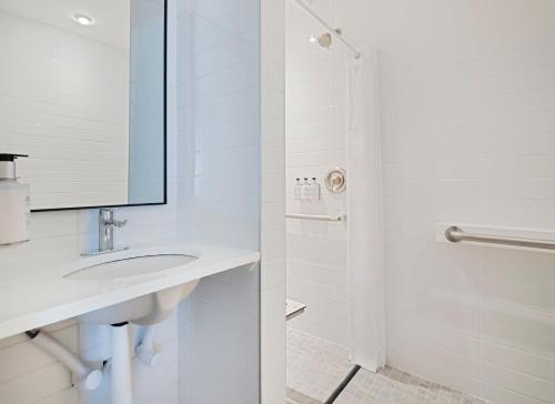 Habitación Doble Estándar adaptada para personas con movilidad reducida con ducha accesible en silla de ruedas del hotel voco Fiorello - LaGuardia East, an IHG Hotel. Foto 1
