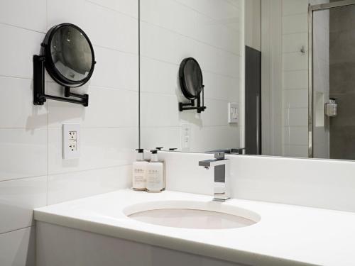 Habitación Doble Estándar adaptada para personas con movilidad reducida con ducha accesible en silla de ruedas del hotel voco Fiorello - LaGuardia East, an IHG Hotel. Foto 3