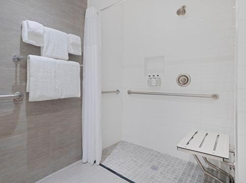 Double Suite with Transfer Shower - Mobility Accessible del hotel voco Fiorello - LaGuardia East, an IHG Hotel. Foto 2