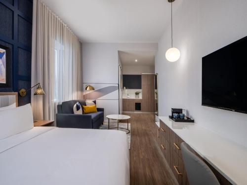 King Suite with Sofa Bed and Transfer Shower - Mobility Accessible del hotel voco Fiorello - LaGuardia East, an IHG Hotel. Foto 4