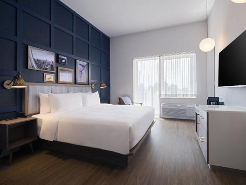 Habitación Grand con 1 cama extragrande del hotel voco Fiorello - LaGuardia East, an IHG Hotel. Foto 1