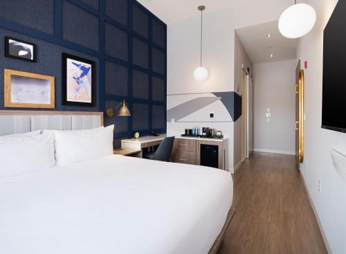 Habitación Grand con 1 cama extragrande del hotel voco Fiorello - LaGuardia East, an IHG Hotel. Foto 2