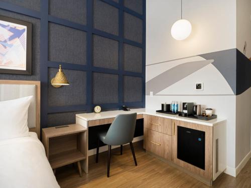 Habitación Grand con 1 cama extragrande del hotel voco Fiorello - LaGuardia East, an IHG Hotel. Foto 5