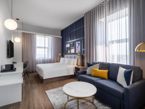 King Suite with Sofa Bed and Whitestone Bridge View del hotel voco Fiorello - LaGuardia East, an IHG Hotel. Foto 2