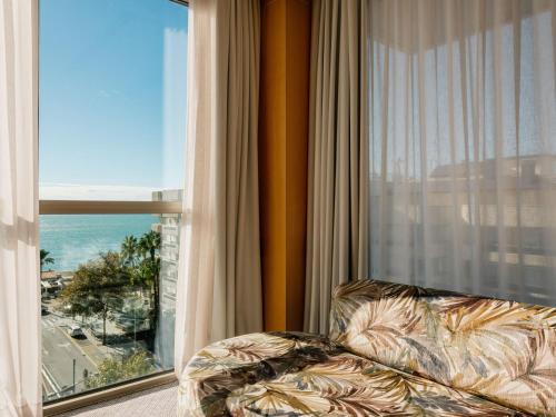 Suite con vistas al mar del hotel MiM Sitges member of Meliá Collection