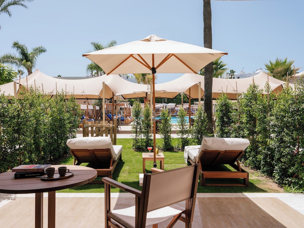 Extra ME+ Junior Suite Acceso Oasis del hotel ME Marbella. Foto 1