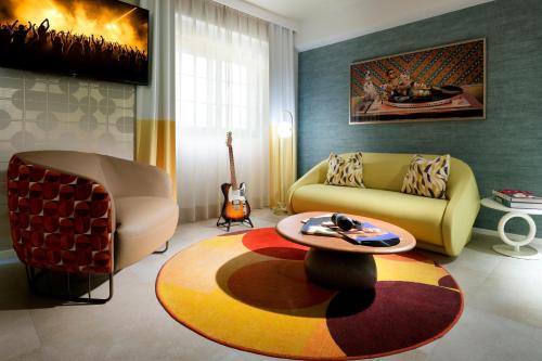 Estudio con vistas a la piscina del hotel Hard Rock Marbella – Puerto Banús. Foto 4