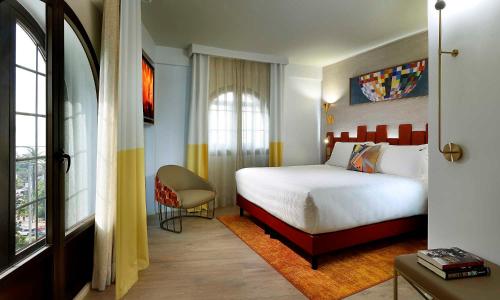Suite con balcón del hotel Hard Rock Marbella – Puerto Banús. Foto 1