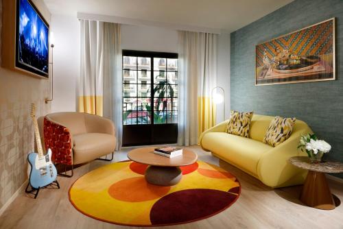 Suite del hotel Hard Rock Marbella – Puerto Banús. Foto 3