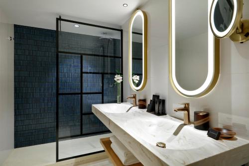 Suite del hotel Hard Rock Marbella – Puerto Banús. Foto 4