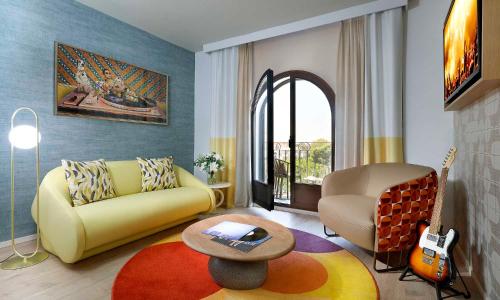 Suite del hotel Hard Rock Marbella – Puerto Banús. Foto 6