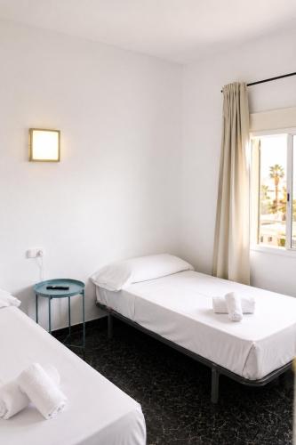Habitación Doble - 2 camas del hotel Malvarrosa Beach Rooms. Foto 4