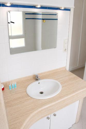 Habitación Triple del hotel Malvarrosa Beach Rooms. Foto 3