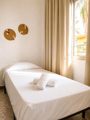 Habitación Triple del hotel Malvarrosa Beach Rooms. Foto 9