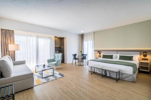 Habitación Familiar Deluxe del hotel Occidental Puerto Banús. Foto 1