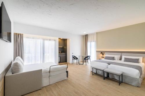 Habitación Familiar Deluxe del hotel Occidental Puerto Banús. Foto 3