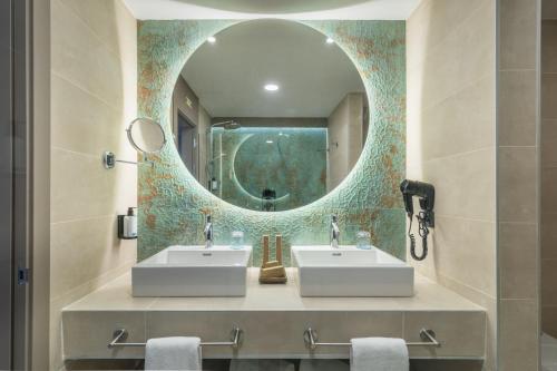 Habitación Familiar Deluxe del hotel Occidental Puerto Banús. Foto 9