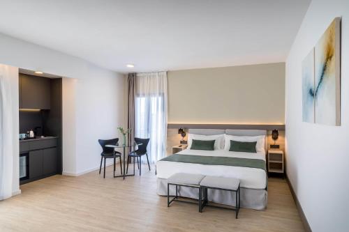 Habitación Doble Deluxe del hotel Occidental Puerto Banús. Foto 6