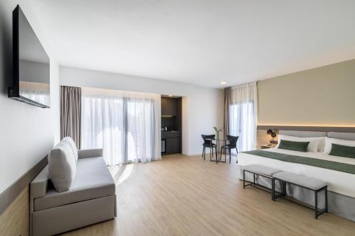 Habitación Doble Deluxe del hotel Occidental Puerto Banús. Foto 14