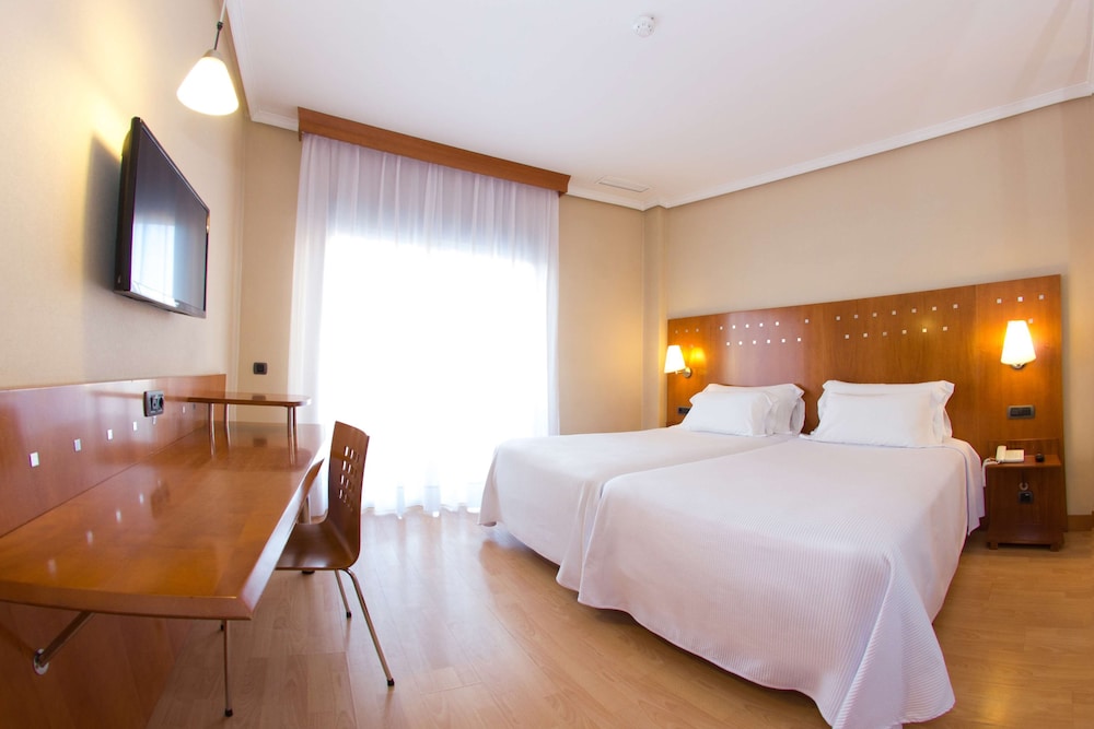 Habitación estándar, terraza del hotel NH San Pedro de Alcantara. Foto 1