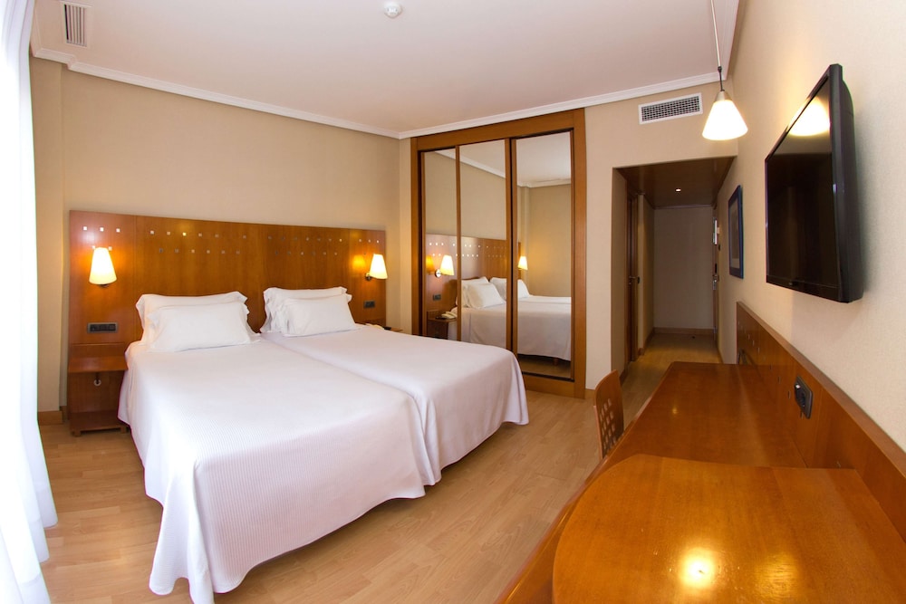 Habitación familiar, habitaciones comunicadas (3 adultos+1 niño) del hotel NH San Pedro de Alcantara