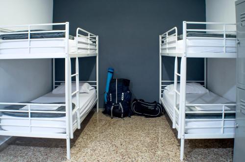 Cama en habitación compartida mixta de 6 camas del hotel Quart Youth. Foto 2