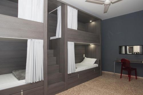 Cama en habitación compartida mixta de 8 camas del hotel Quart Youth. Foto 1