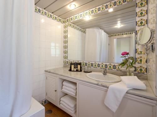 Habitación Estándar con balcón del hotel BlueBay Banus. Foto 3