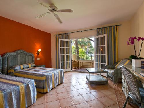 Habitación Estándar con balcón del hotel BlueBay Banus. Foto 7