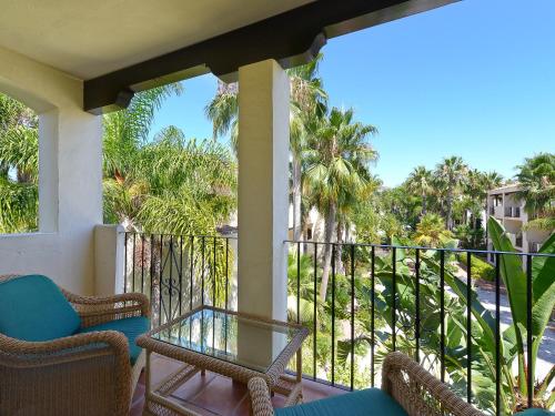 Habitación doble Balcón o Terraza Superior Vista jardín o piscina del hotel BlueBay Banus. Foto 3