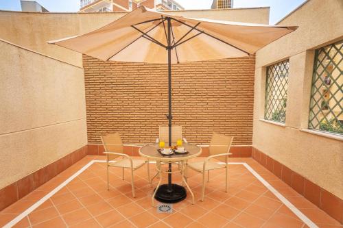 Suite Junior con terraza del hotel Mainake. Foto 5