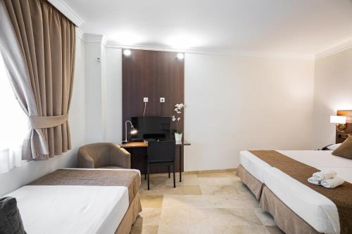 Habitación Triple Confort del hotel Mainake. Foto 2