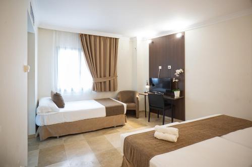 Habitación Triple Confort del hotel Mainake. Foto 4