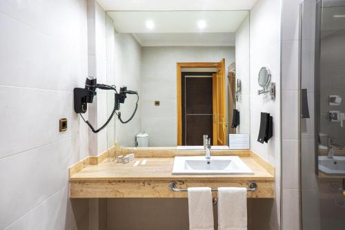 Habitación Doble con vista parcial al mar - 1 o 2 camas del hotel Mainake. Foto 4