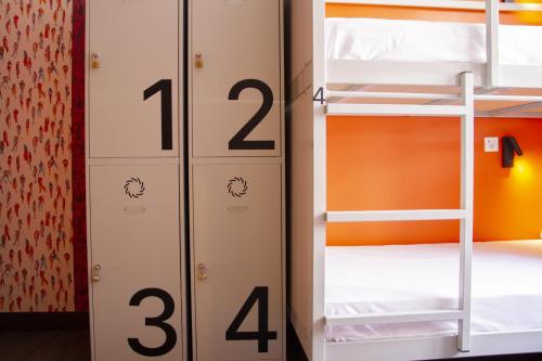 Cama en habitación compartida mixta con 4 camas y baño privado del hotel room00 Valencia