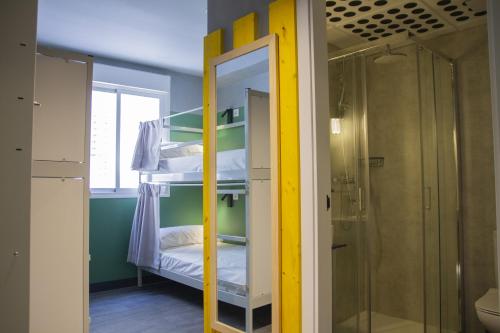 Cama en habitación compartida mixta con 4 camas y baño privado del hotel room00 Valencia. Foto 1