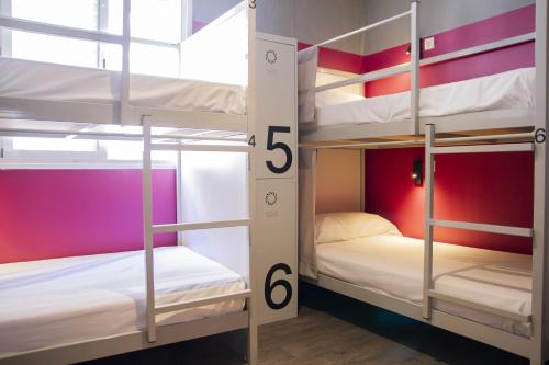 Cama en habitación compartida femenina de 6 camas con baño privado del hotel room00 Valencia. Foto 2