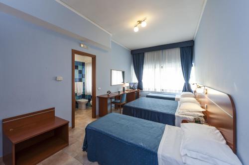 Habitación Cuádruple del hotel Millennium Gold. Foto 4