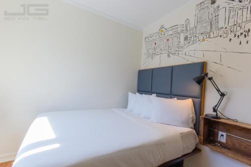 Habitación con cama grande del hotel JG Sohotel. Foto 4