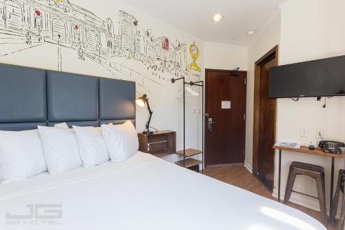 Habitación con cama grande del hotel JG Sohotel. Foto 5