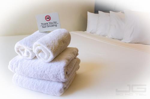 Habitación con cama grande del hotel JG Sohotel. Foto 9