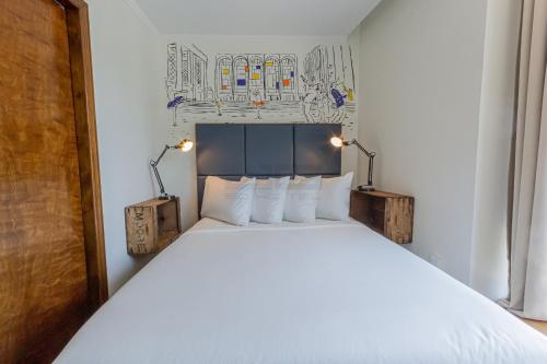 Habitación con cama grande del hotel JG Sohotel. Foto 11