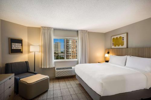 Estudio con cama extragrande y vistas a Nueva York del hotel Sonesta Simply Suites Jersey City. Foto 3
