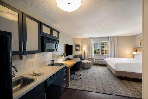 Estudio con cama extragrande y vistas a Nueva York del hotel Sonesta Simply Suites Jersey City. Foto 5