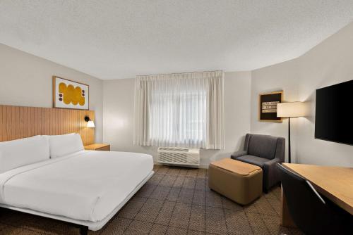 Estudio con 1 cama grande del hotel Sonesta Simply Suites Jersey City. Foto 2