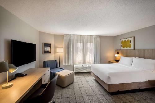 Suite Estudio adaptada para personas con discapacidad auditiva - 1 cama extragrande del hotel Sonesta Simply Suites Jersey City